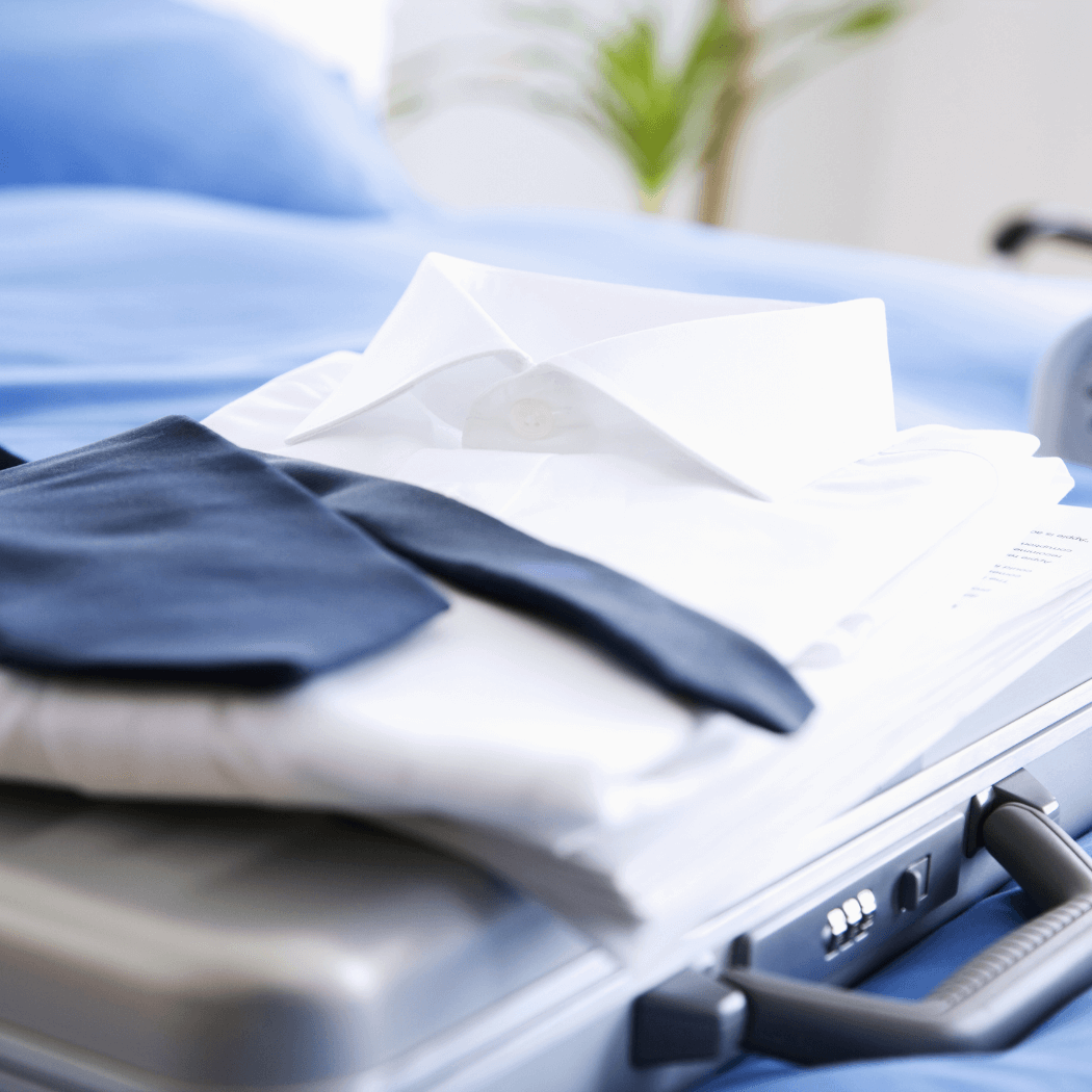 Jak złożyć koszulę do walizki? Sprawdź, co zrobić, aby nie pogniotła się w podróży!